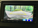 【バックカメラ】駐車時に後方がリアルタイム映像で確認できます。大型商業施設や立体駐車場での駐車時や、夜間のバック時に大活躍!運転スキルに関わらず、今や必須となった装備のひとつです!