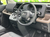 運転席まわりは前方を見渡しやすく、視界が開けた印象です。手の届きやすい位置にまとまった各部と、ゆったりした座席が、毎日の移動を落ち着いて過ごせる空間にしています。