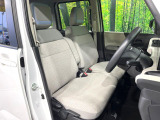 運転席まわりには十分なスペースがあり、大柄な方でもゆったり運転していただける環境です。