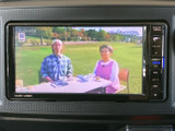 テレビ映像を表示できるモニターを装備しています。停車中の休憩時間などに番組を視聴でき、車内で過ごすひとときをより快適に演出します。画面操作も手元で行いやすく、日常使いに便利な装備です。
