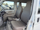 明るい内装色と落ち着いたシートカラーが、車内をすっきりとした印象に整えています。前席まわりは視界が広く、乗り降りもしやすいため、毎日の運転に使いやすい空間です。