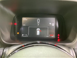 速度やシフト位置を中央の画面で確認でき、車両の周囲を示す表示や警告灯もひと目で把握しやすいレイアウトです。運転中に必要な情報へ目を向けやすく、日常の確認に便利です。