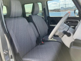 明るい車内に落ち着いた色合いのシートが広がり、運転席と助手席ともにゆったりした印象です。窓から外の様子も見渡せ、乗り降りの際も車内を確認しやすい空間です。
