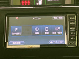 目的地設定や情報確認などのメニューが画面にまとまり、周辺のボタンとあわせて必要な項目を選びやすい構成です。日々の移動を支える便利な装備として活用いただけます。