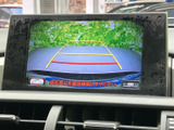 車両後方の映像とガイド線を画面で確認でき、駐車時の周囲確認をサポートします。目視での安全確認とあわせて活用でき、狭い場所での駐車にも便利です。