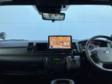 運転席から前方を見渡しやすいレイアウトで、メーターやナビ画面も視線を移しやすい位置に配置。黒を基調とした落ち着いた室内で、日々の運転を快適に始められます。