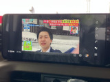 テレビ映像を画面で楽しめる装備です。停車中の待ち時間などに番組を視聴でき、車内で過ごすひとときをより快適に演出します。画面上で番組内容を確認しながらご利用いただけます。