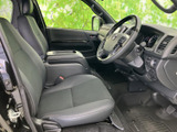 ゆったりとしたシートと見通しのよい運転席まわりで、乗り込んだ際の開放感があります。落ち着いた色合いの室内は、日々の移動にもなじみやすい空間です。