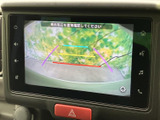 車両後方の映像を画面で確認でき、駐車時の周囲確認をサポートします。ガイドラインも表示されるため、後退時に目安を見ながら操作したい方に便利です。