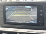 後方の様子を画面で確認できるバックカメラ映像に対応しています。駐車時に周囲の状況を把握する目安となり、車庫入れや切り返しの際にも心強いサポートになります。