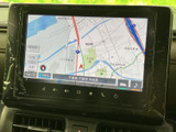 道路や周辺施設が画面上に表示され、現在地周辺の確認に役立ちます。縮尺やメニューの表示も見やすく、初めての場所へ向かう際も目的地までの道順を確認しながらお出かけいただけます。