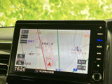 道路や周辺施設が表示され、現在地を地図上で確認しながら目的地へ向かえます。画面脇には拡大縮小などの表示があり、移動中の位置確認やルート案内に活用しやすいナビ画面です。