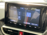 FMやBluetoothなどのソースを画面から選べるオーディオです。使いたい音源を一覧から確認しやすく、日々の移動中も気分やシーンに合わせた音楽を楽しめます。