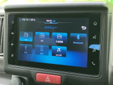FM・AMラジオに加え、BluetoothやUSBなど選択できる音源が画面に並びます。使いたい項目を見つけやすく、通勤やお出かけの移動時間を快適に過ごせます。