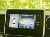 車両周辺を上から捉えた表示と後方映像を切り替えて確認でき、駐車時の周囲確認をサポート。画面上のガイド表示も目安になり、狭い場所での駐車に役立ちます。