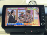 停車中にテレビ番組の映像を視聴でき、待ち時間を車内で過ごす際にも活用できます。画面で番組を確認しやすく、休憩中などに映像を楽しみたい方にうれしい装備です。