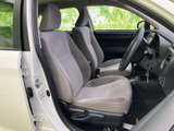 前席はゆとりを感じるシート形状で、運転席からの視界も確保されています。明るい色合いの室内は清潔感があり、乗り降りの際にも座席まわりを確認しやすいです。
