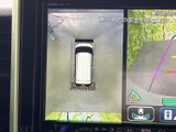 車両後方や周囲の状況をモニター上で確認でき、駐車時の安全確認をサポートします。ガイド表示も備わり、後退時に距離感や進行方向を確かめながら操作できる便利な装備です。