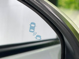 【ブラインドスポットインフォメーション】走行中、ドアミラーの死角になりやすい箇所に後続車が接近するとサイドミラー付近に警告を表示、ドライバーに注意喚起をしてくれます。