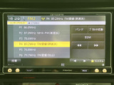 FMラジオの周波数とプリセット局が一覧で表示され、選局中の放送局もひと目で確認できます。画面上の操作項目がまとまっており、通勤や移動中にラジオを楽しみたい方にも使いやすいオーディオ画面です。