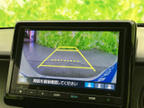 後方の様子を画面で確認でき、ガイドラインも表示されるため、駐車時の位置合わせをサポートします。周囲を直接確認しながら、後退時の安全確認に役立てられる便利な装備です。