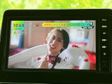 車内の画面でテレビ番組を視聴できる装備です。停車中の待ち時間などに映像を楽しめるので、ご家族とのお出かけ先でも活用いただけます。視聴は停車時にお楽しみください。