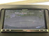画面には時刻や音楽再生、FM/AMなどのメニューが表示され、タッチ操作で選びやすい構成です。日常の移動中も、必要な情報やオーディオ機能を確認しながらお使いいただけます。