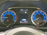 速度やエンジン回転数、燃料残量などを運転席から確認でき、走行状況を把握しやすい配置です。中央の表示部には時刻や走行距離なども示され、日々の運転に役立ちます。