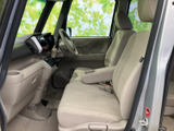 前席には明るい色合いのシートを採用し、窓から光が入る開放的な室内です。運転席から前方を見渡しやすいレイアウトで、毎日の乗り降りや移動を快適に過ごせます。
