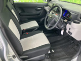 運転席と助手席には、明るい座面と濃色のサイド部分を組み合わせたシートを採用。前方や側方を見渡しやすい運転席まわりで、足元もすっきりとしており、毎日の乗り降りも快適です。