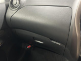 【グローブボックス】車検証、サングラスやCDなど小さい荷物が収納できるので車内を綺麗に整頓できますね。