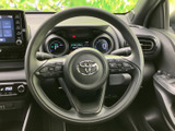 ステアリングに各種スイッチがまとまり、運転姿勢を保ちながら手元で操作しやすい配置です。メーターを見ながら使えるため、移動中に必要な機能へアクセスしやすく、日常使いにも便利です。