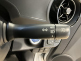 ハンドル横にレバーが配置され、運転中も手元で操作しやすい位置です。表示が見やすく、周囲の明るさに応じた操作にも使えるため、日々の運転を支える装備です。