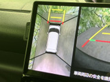 後方映像に加えて車両周辺を俯瞰した映像も表示され、駐車時の確認に役立ちます。画面上のガイドラインを目安にできるため、車両と周囲の位置関係を把握しやすい装備です。