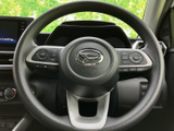 手元に複数のスイッチが配置され、運転姿勢を大きく変えずに各種機能へアクセスできます。握りやすい形状と見やすいボタン配置で、日常の運転をサポートします。
