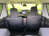 後席から運転席まわりまで見通しやすく、車内全体の様子を確認できるレイアウトです。窓から光が入り、落ち着いた色合いのシートで、同乗者にも心地よく過ごしていただけます。