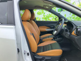 前席は視界が開け、運転席と助手席それぞれにゆったり座れる空間です。ブラウンとブラックのシートが落ち着いた印象で、ドアを開けた際も室内を見渡しやすくなっています。