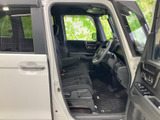 運転席まわりまで見通しやすく、乗り込んだ際に前方や周囲を確認しやすい室内です。ゆとりを感じるシートとすっきりした足元で、毎日の移動も快適に過ごせます。