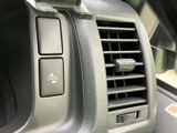 送風口のそばに安全支援に関するスイッチが配置され、運転席から確認しやすい位置です。必要な場面で表示や操作部を確かめやすく、日々の運転をサポートする装備が備わります。