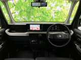 運転席から前方を見渡しやすく、フロントガラスも大きく開放感があります。ステアリングやメーター、中央の画面がまとまって配置され、日々の運転時にも視線を移しやすい空間です。