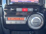 【オートエアコン】一度お好みの温度に設定すれば、車内の温度を検知し風量や温度を自動で調整。暑い&hellip;寒い&hellip;と何度もスイッチ操作をする必要はありません。快適な車内空間には必須の機能ですね♪
