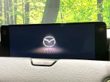 【12.3インチマツダコネクト】車内の雰囲気にマッチした大型ディスプレイ。スマホ接続でのナビ使用やBluetooth再生等、様々な機能が楽しめます。直感的なダイヤル操作が可能で、使い勝手も良好です。