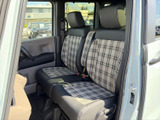 チェック柄のシートが車内にほどよいアクセントを添え、落ち着いた色合いでまとまっています。座面の広さも感じられ、運転席・助手席ともに自然な姿勢で過ごせます。