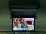 【フリップダウンモニター】大画面モニターで後席でもエンタメをお楽しみいただけます。小さなお子様にも大人気の装備です♪