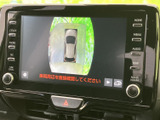 車両を上から見た映像で周囲の状況を確認でき、バックで駐車する際の目安として活用できます。画面上の案内も確認しながら、後方だけでなく周囲に気を配った操作をサポートします。