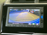 後方の様子を画面で確認でき、駐車時や後退時の周囲への注意をサポートします。目安となるガイド線も表示されるため、車庫入れの際に位置を把握しやすい装備です。