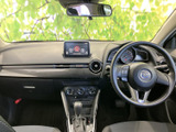 運転席から前方を見渡しやすいレイアウトで、メーターや画面も視線を移しやすい位置にまとまっています。座席に腰掛けた際も周囲を確認しやすく、毎日の移動を快適に支えます。