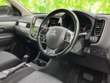 運転席まわりはメーターや画面、スイッチ類が視線の届く範囲にまとまり、前方を確認しながら扱いやすい配置です。座席に腰掛けた際も見渡しやすく、落ち着いて過ごせます。