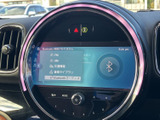 FM・AMや音楽ライブラリなど、音源を画面上で選べる構成です。再生したい項目を見ながら切り替えられるため、通勤や休日のお出かけなど、移動中の気分に合わせて車内の音楽を楽しめます。