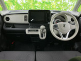 運転席まわりは前方の窓が大きく、周囲を見渡しやすい印象です。座席は左右に並び、乗員それぞれがゆったり過ごせる空間。明るい内装色が開放感を添えています。